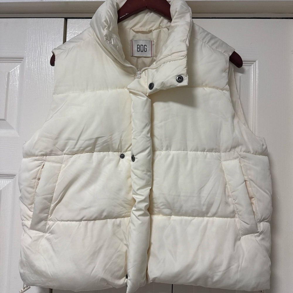 BDG Off-White Quilted Puffer Vest A42